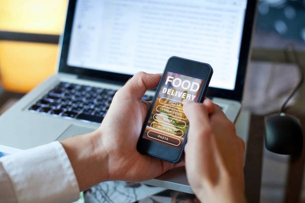 An extensive guide to food delivery apps in Toronto — with our top 12 picks!