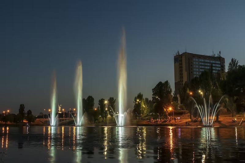 A pre-show Water Display happens during the morning