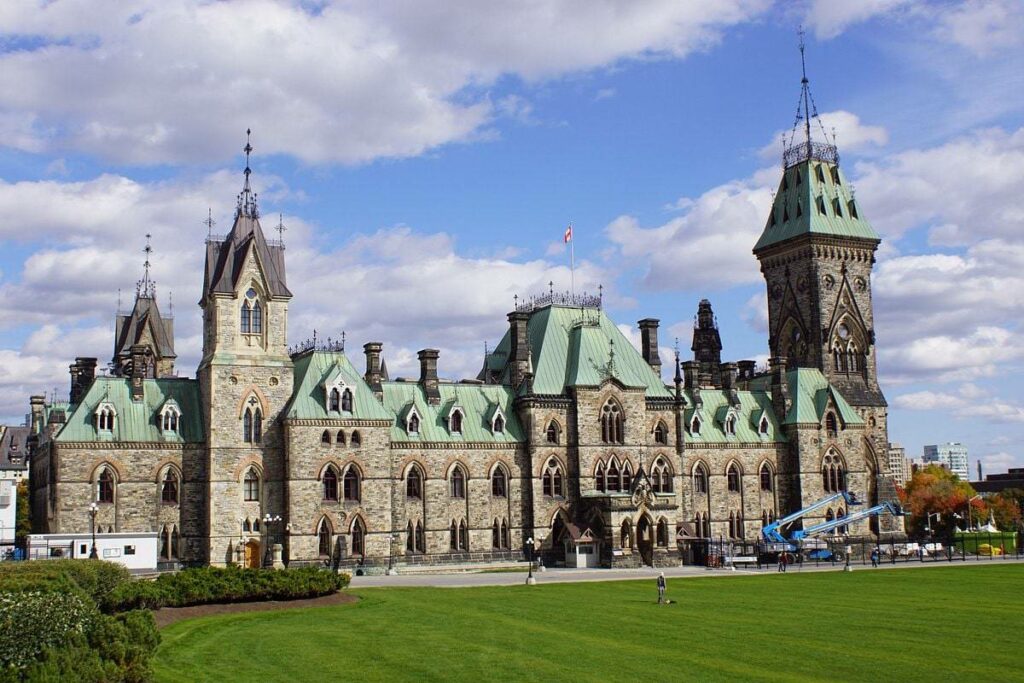 Attractions in Toronto vs Ottawa