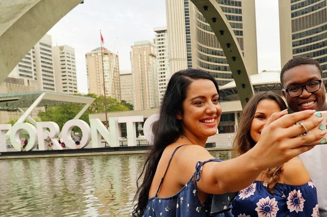 The Best of Toronto Small Group Tour with CN Tower and Harbour Cruise
