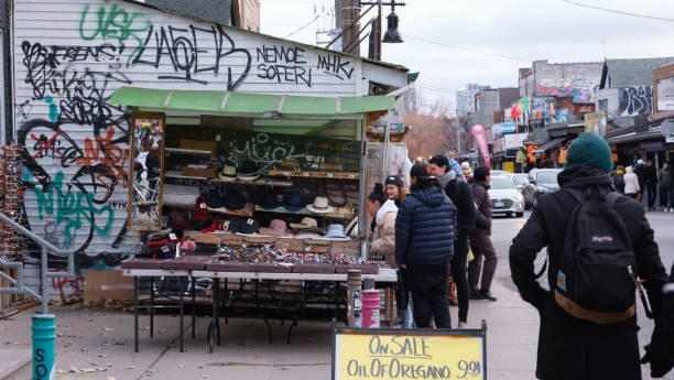 Fill your bag with the market’s artisanal products