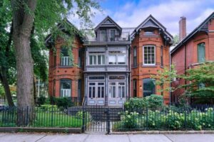 Snap photos of Victorian architecture at Cabbagetown