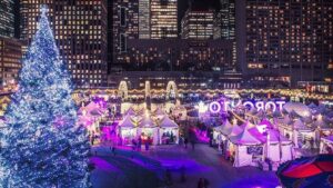 Stroll around the Holiday Fair in the Square market