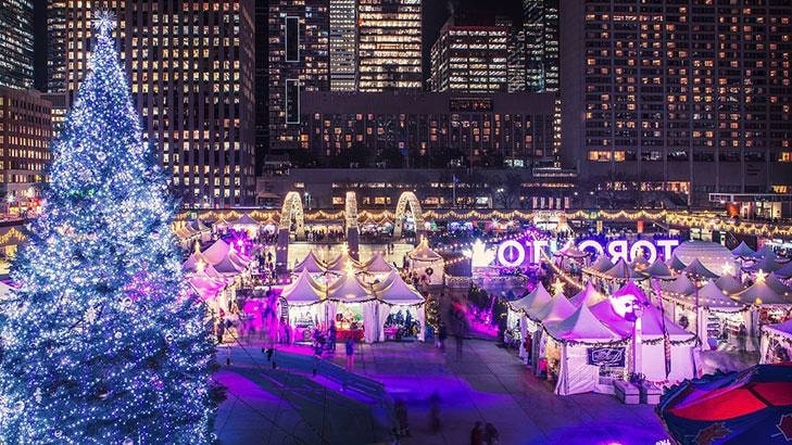 Stroll around the Holiday Fair in the Square market