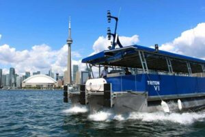 Tour the city on boat through the 1-hour Toronto harbour tour